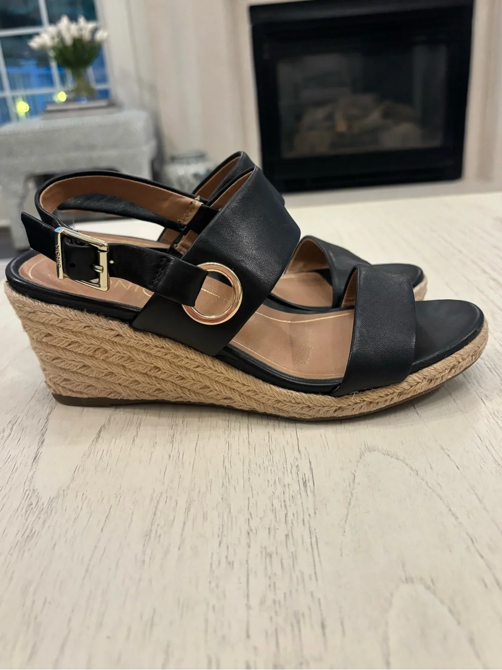 Vionic black leather strappy wedge sandals in women’s size 8.